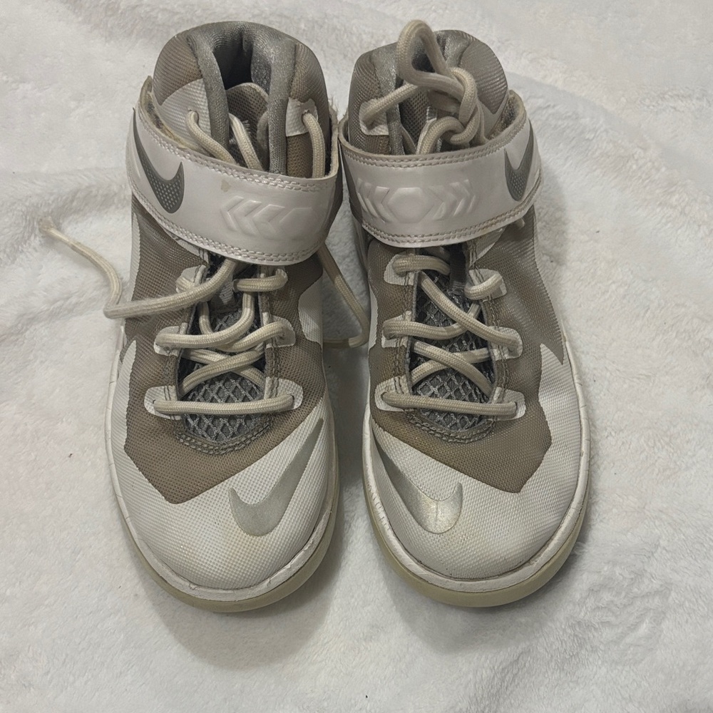 Nike LeBron Zoom Soldier VIII size 2.5